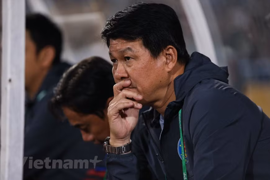Thua ở vòng áp chót, đoàn quân huấn luyện viên Vũ Tiến Thành bị loại khỏi cuộc đua vô địch khi trước mắt chỉ còn một trận đấu. Trong khi đó, Hà Nội FC tiếp tục tiến tới cúp vàng khi cạnh tranh 'song mã' với Viettel. (Ảnh: Hiển Nguyễn/Vietnam+)