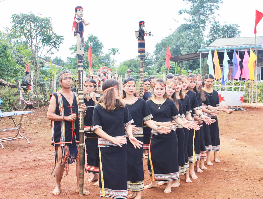 Tiết mục biểu diễn cồng chiêng, múa xoang tại ngày hội đại đoàn kết ở làng Del. Ảnh: Phan Lài