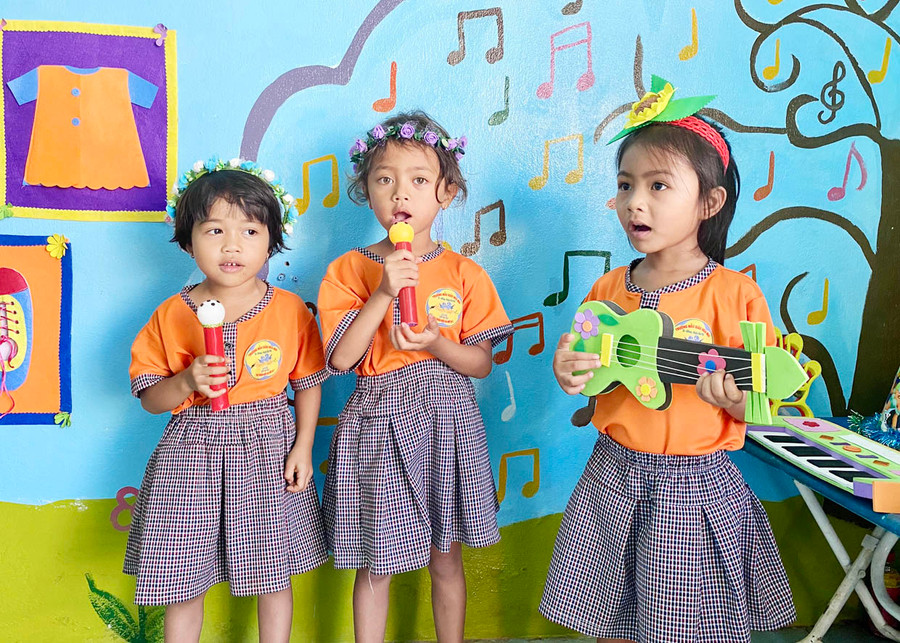Trẻ hứng thú trải nghiệm với góc âm nhạc tại lớp học. Ảnh: Mộc Trà