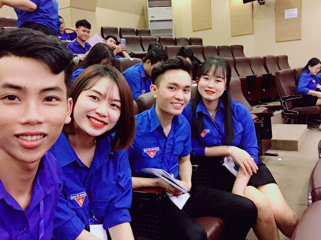 Văn Thành Huy (thứ 2 từ phải qua) tích cực tham gia các hoạt động đoàn hội ẢNH: NVCC