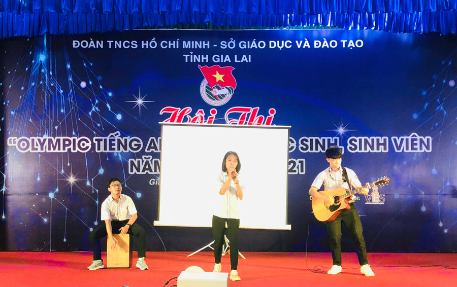 Phần thi tài năng của đội thi Trường THPT Nguyễn Bỉnh Khiêm (huyện Chư Sê). Ảnh Phan Lài