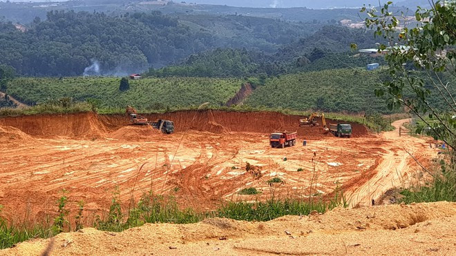 Một quả đồi đất lâm nghiệp bị “xẻ thịt” tan hoang tại Tiểu khu 474 (xã Lộc Tân, H.Bảo Lâm)