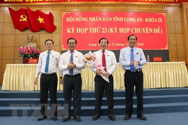 Ông Nguyễn Văn Út (người cầm hoa) được bầu giữ chức vụ Chủ tịch UBND tỉnh Long An, nhiệm kỳ 2016-2021. (Ảnh: Thanh Bình/TTXVN) Ông Nguyễn Văn Út (người cầm hoa) được bầu giữ chức vụ Chủ tịch UBND tỉnh Long An, nhiệm kỳ 2016-2021. (Ảnh: Thanh Bình/TTXVN)