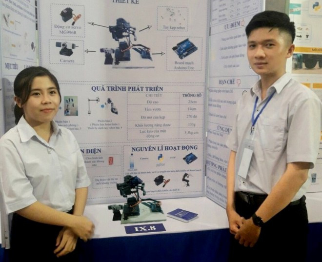 Thiết bị phân loại rác thải của Bình và Hiếu. ẢNH: ĐỨC NHẬT Thiết bị phân loại rác thải của Bình và Hiếu. ẢNH: ĐỨC NHẬT