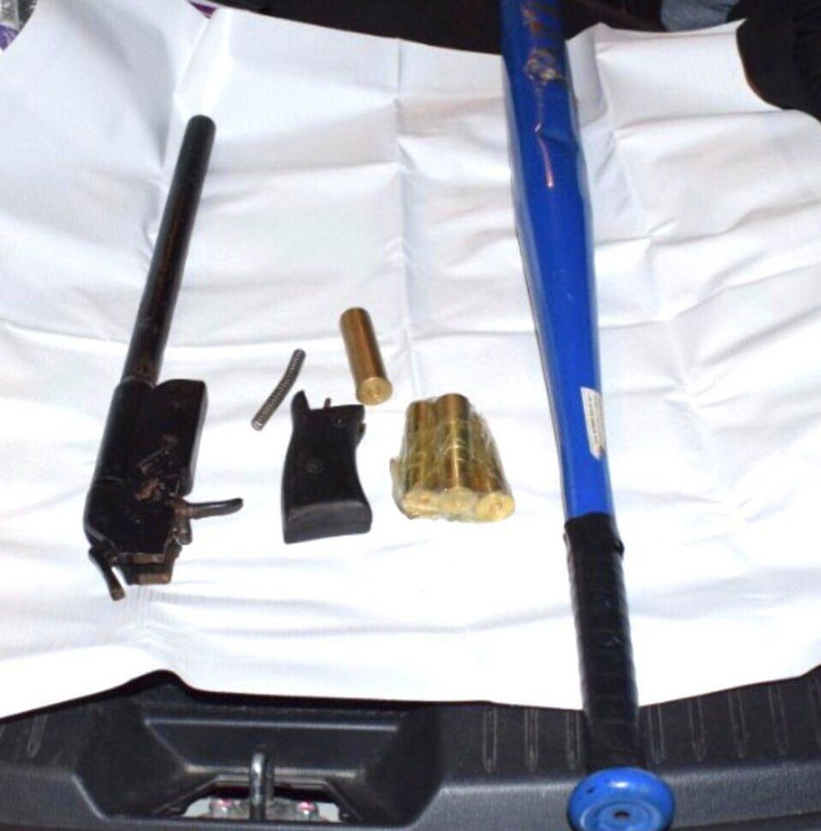 Khẩu súng và 4 viên đạn mà đối tượng Chiến mang theo trên xe ô tô. Ảnh: Văn Ngọc Súng và đạn mà Chiến mang theo trên xe ô tô. Ảnh: Văn Ngọc