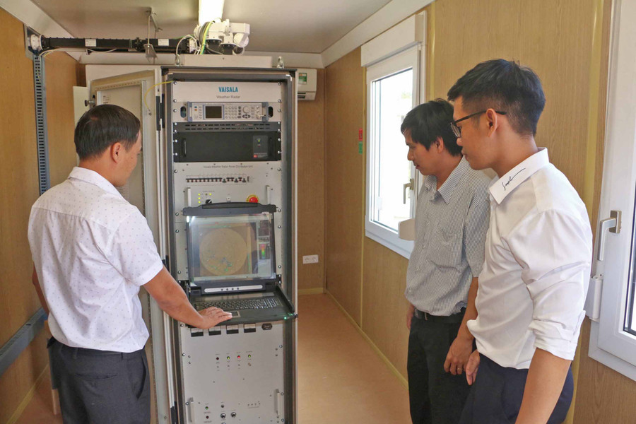 Cán bộ Trạm rađar thời tiết Pleiku túc trực 24/24 giờ để phát hiện cảnh báo giông, lốc, sét. Ảnh: Nguyễn Diệp