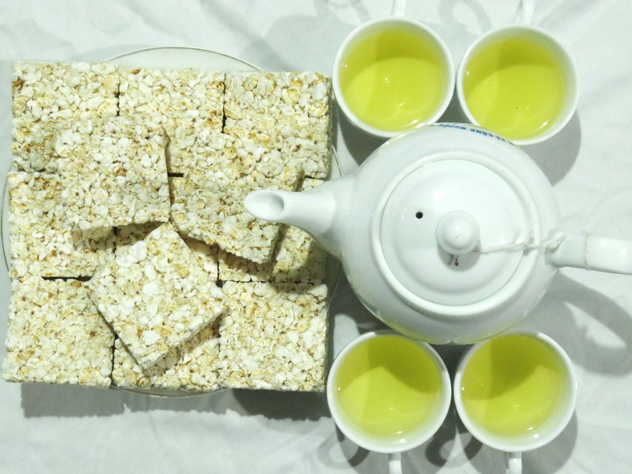 Quê hương ngày ấy ảnh 1 Bánh nổ, một loại bánh chỉ Quảng Ngãi mới có, loại bánh mà khi làm không thể thiếu bàn tay đàn ông nện vồ .