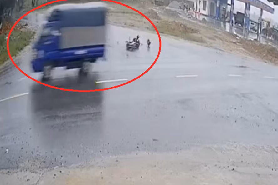  Hình ảnh cắt từ camera quan sát bên đường về vụ tai nạn mà xe tải bỏ trốn sau khi va chạm với xe máy điện. Ảnh: TT