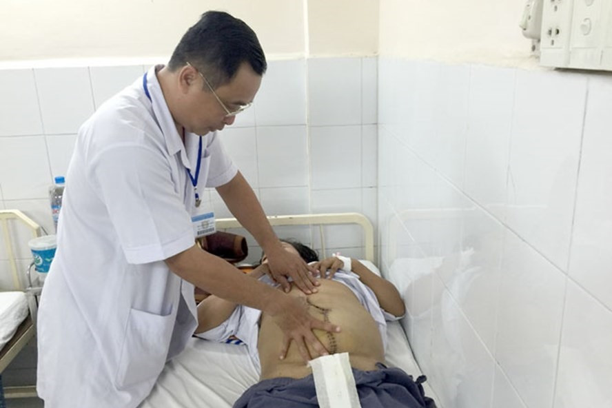BS khoa Ngoại I, Bệnh viện Ung Bướu TP.HCM khám cho bệnh nhân ung thư cổ tử cung giai đoạn sớm. BS khoa Ngoại I, Bệnh viện Ung Bướu TP.HCM khám cho bệnh nhân ung thư cổ tử cung giai đoạn sớm.