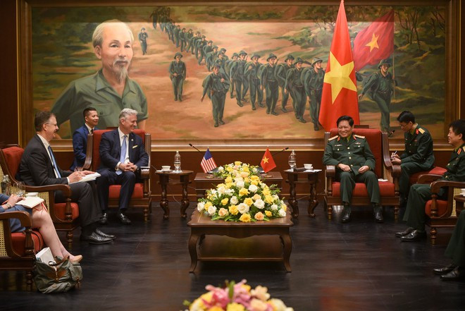 Cố vấn an ninh quốc gia Mỹ gặp Bộ trưởng Bộ Quốc phòng Ngô Xuân Lịch - Ảnh ĐSQ Mỹ Cố vấn an ninh quốc gia Mỹ gặp Bộ trưởng Bộ Quốc phòng Ngô Xuân Lịch - Ảnh ĐSQ Mỹ
