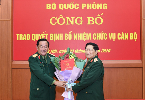 2 tân Thứ trưởng Bộ Quốc phòng nhận quyết định bổ nhiệm ảnh 2 Đại tướng Ngô Xuân Lịch trao quyết định và tặng hoa chúc mừng Trung tướng Võ Minh Lương