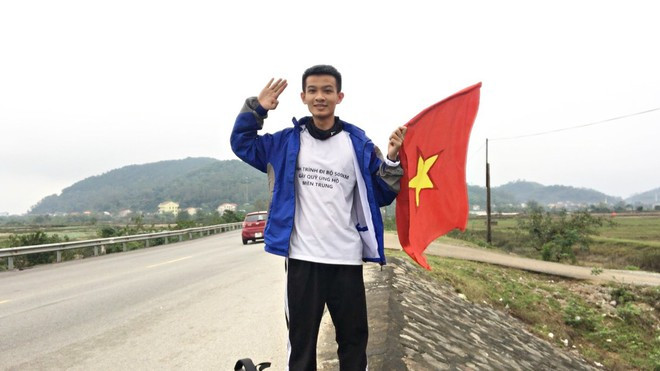 Thành trên đường đi bộ gây quỹ