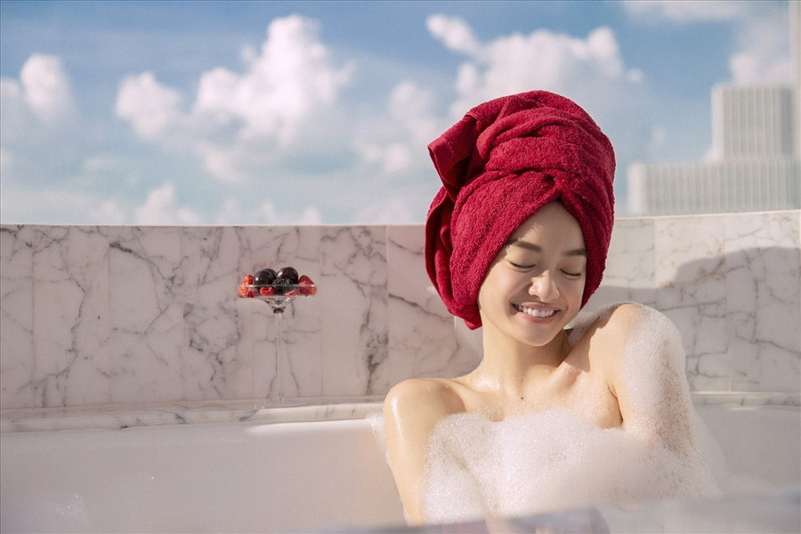 Theo tiết lộ của nữ diễn viên, cảnh quay được bấm máy trong căn hộ đắt tiền nằm trên đỉnh một tòa nhà cao tầng ở TPHCM với view một góc thành phố từ trên cao.