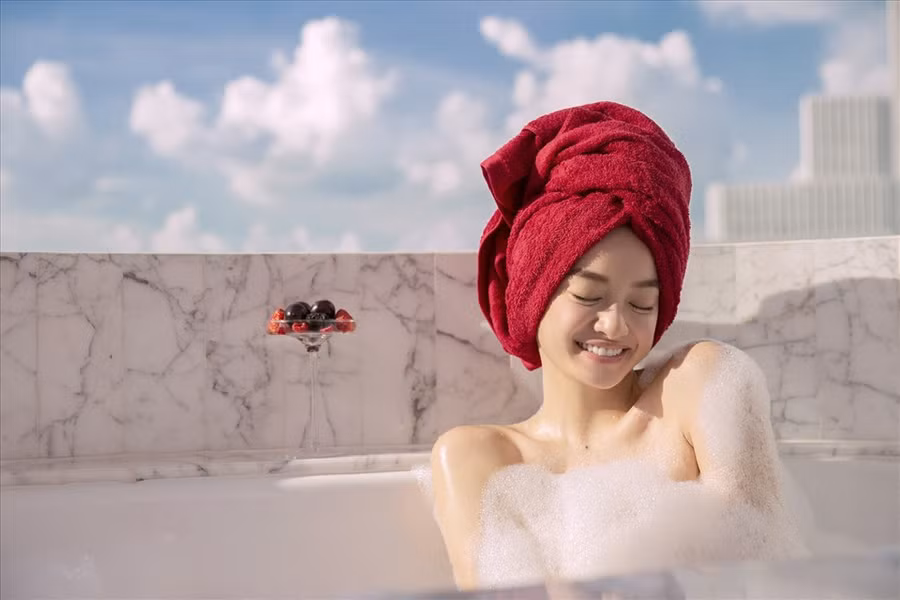 Theo tiết lộ của nữ diễn viên, cảnh quay được bấm máy trong căn hộ đắt tiền nằm trên đỉnh một tòa nhà cao tầng ở TPHCM với view một góc thành phố từ trên cao.