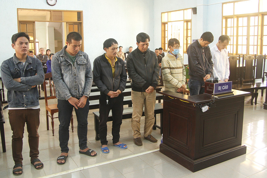  7 đối tượng tại phiên tòa sơ thẩm. Ảnh: Văn Ngọc