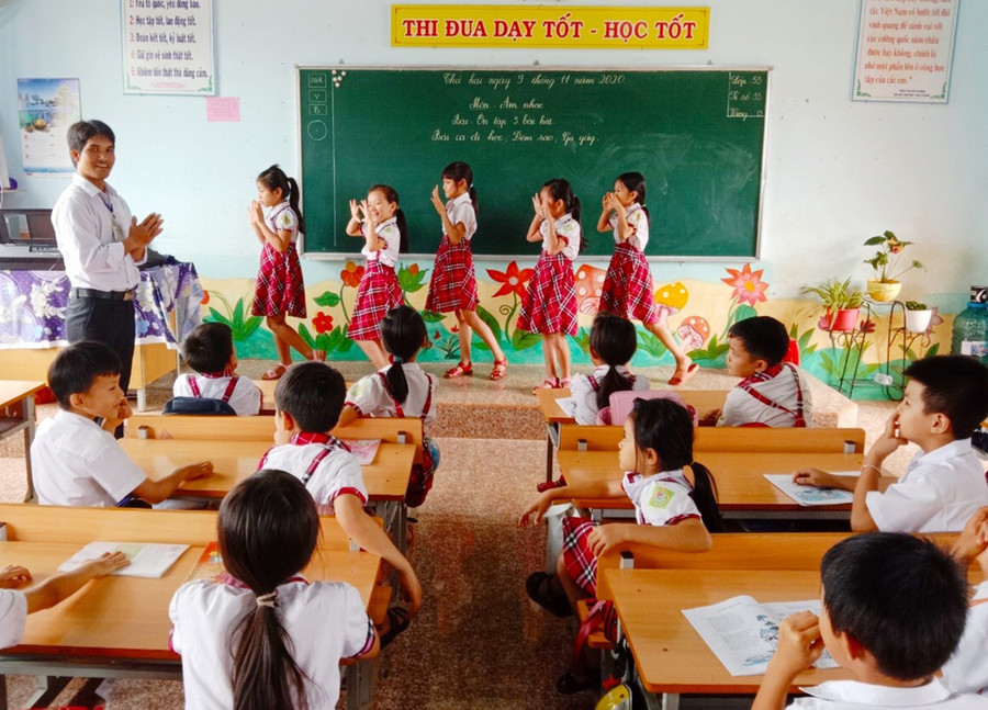 Một tiết dạy Âm nhạc của thầy Puih Môn (Trường Tiểu học Bùi Thị Xuân, xã Ia O, huyện Ia Grai). Ảnh: Thủy Bình