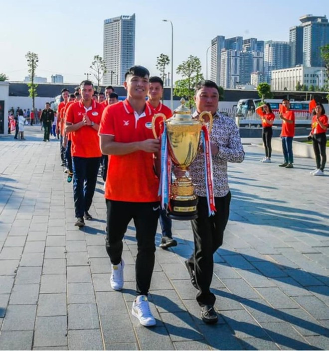 HLV Trương Việt Hoàng giành chức vô địch V-League trên cương vị HLV. ẢNH: QUỲNH MAI