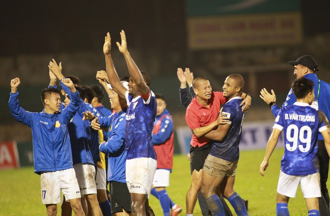 Những giọt nước mắt hạnh phúc của cầu thủ Nam Định sau khi trụ hạng thành công. ẢNH: MINH TÚ Những giọt nước mắt hạnh phúc của cầu thủ Nam Định sau khi trụ hạng thành công. ẢNH: MINH TÚ