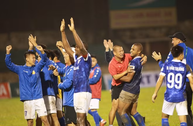 Những giọt nước mắt hạnh phúc của cầu thủ Nam Định sau khi trụ hạng thành công. ẢNH: MINH TÚ