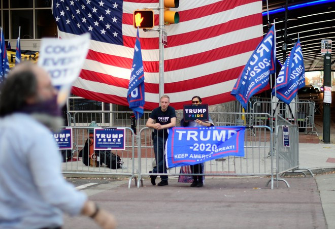  Những người ủng hộ Tổng thống Donald Trump tại thành phố Philadelphia, Pennsylvania ngày 9.11 - Ảnh: Reuters