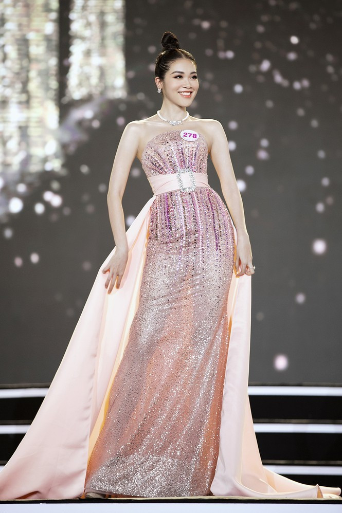 Quỳnh Trang trở lại sân chơi nhan sắc Hoa hậu Việt Nam 2020 với sự tự tin và bản lĩnh hơn rất nhiều. Đặc biệt, cô luôn thể hiện sự nhiệt tình, năng nổ trong tất cả các phần thi phụ và được ban tổ chức ghi nhận.