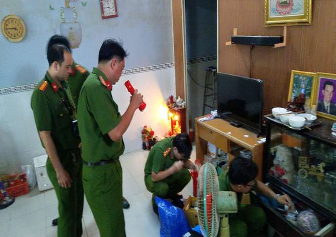 Lực lượng chức năng khám xét 15 địa điểm liên quan đường dây vận chuyển 51kg vàng qua biên giới do Mười Tường cầm đầu. Ảnh: NGHIÊM TÚC Lực lượng chức năng khám xét 15 địa điểm liên quan đường dây vận chuyển 51kg vàng qua biên giới do Mười Tường cầm đầu. Ảnh: NGHIÊM TÚC