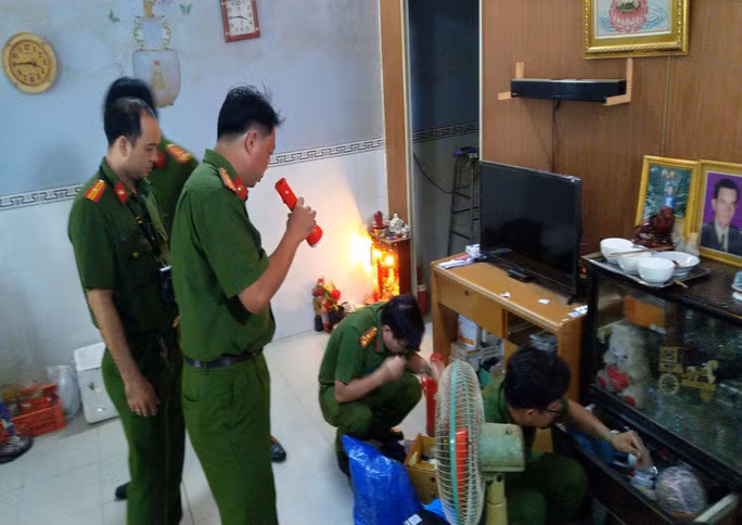 Lực lượng chức năng khám xét 15 địa điểm liên quan đường dây vận chuyển 51kg vàng qua biên giới do Mười Tường cầm đầu. Ảnh: NGHIÊM TÚC