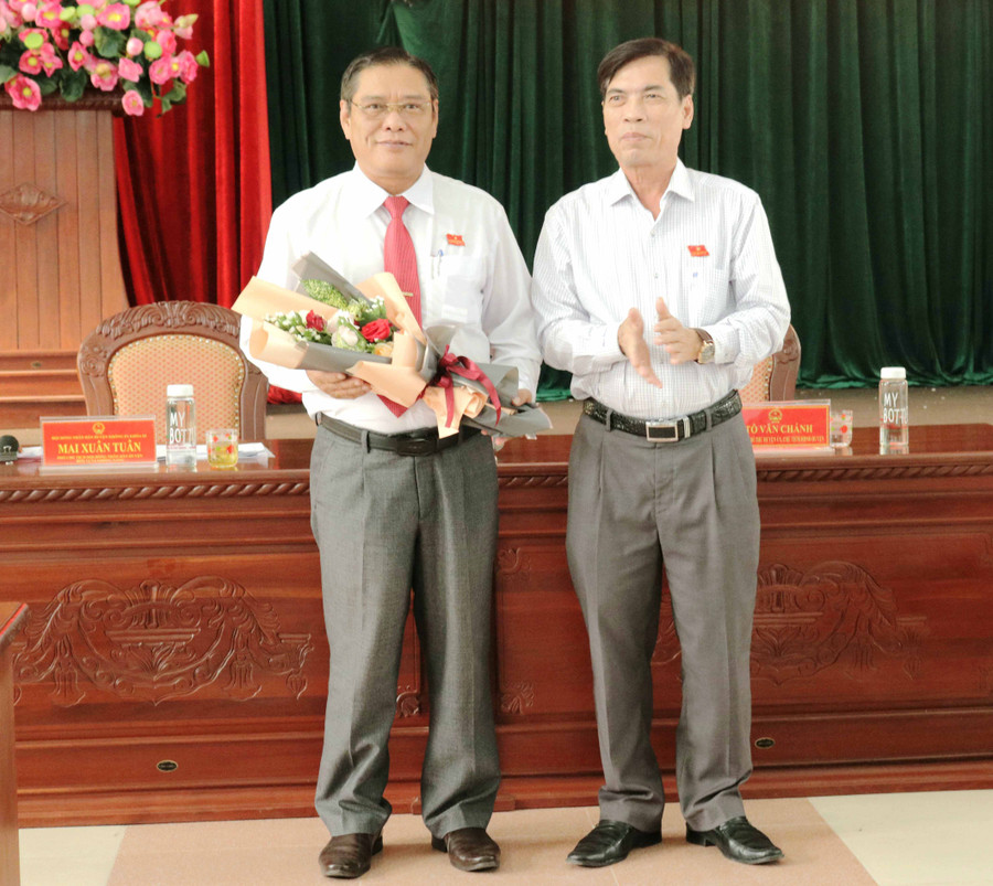 Ông Tô Văn Chánh-Bí thư Huyện ủy Krông Pa được bầu giữ chức danh Chủ tịch HĐND huyện khóa XI, nhiệm kỳ 2016-2021. Ảnh: Minh Nguyễn