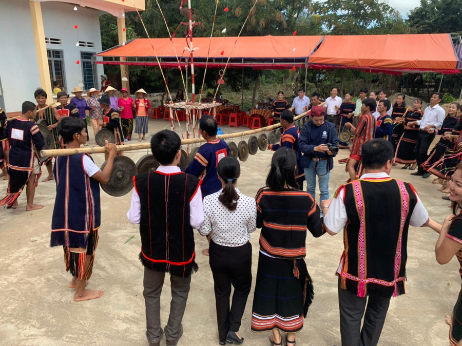 Sau khi tổ chức xong phần lễ, phần hội bắt đầu với nhịp điệu cồng chiêng rộn ràng. Chủ, khách tay trong tay hòa mình trong điệu xoang uyển chuyển, cùng chúc nhau mùa tới lúa đầy bồ, bò đầy chuồng, cuộc sống ấm