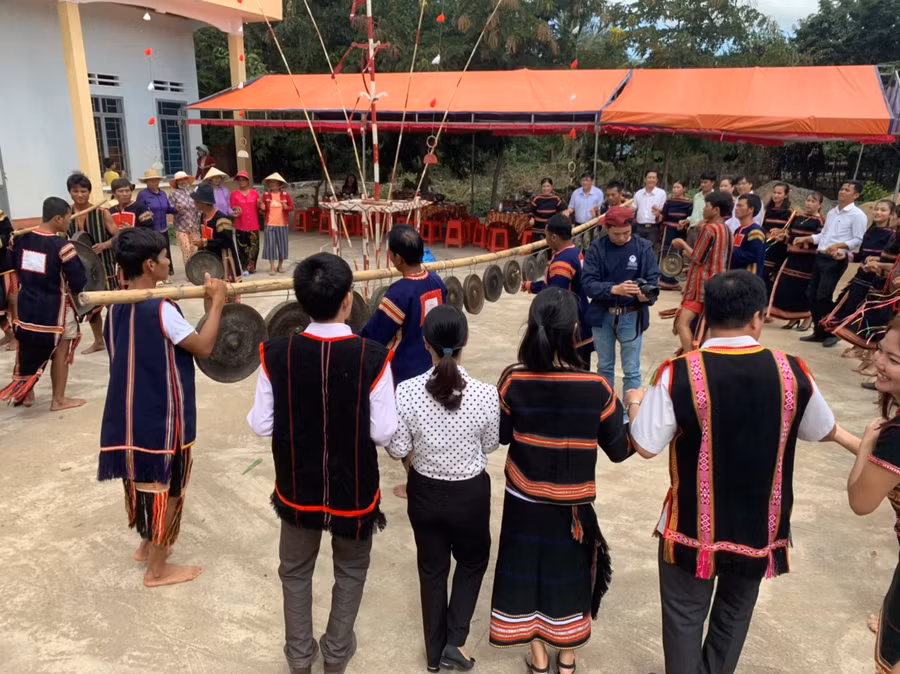 Sau khi tổ chức xong phần lễ, phần hội bắt đầu với nhịp điệu cồng chiêng rộn ràng. Chủ, khách tay trong tay hòa mình trong điệu xoang uyển chuyển, cùng chúc nhau mùa tới lúa đầy bồ, bò đầy chuồng, cuộc sống ấm