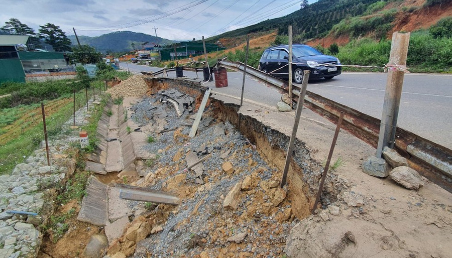 Điểm sạt lở QL27C cách TRường Mầm non Đạ Sar hơn 1km ẢNH: LÂM VIÊN
