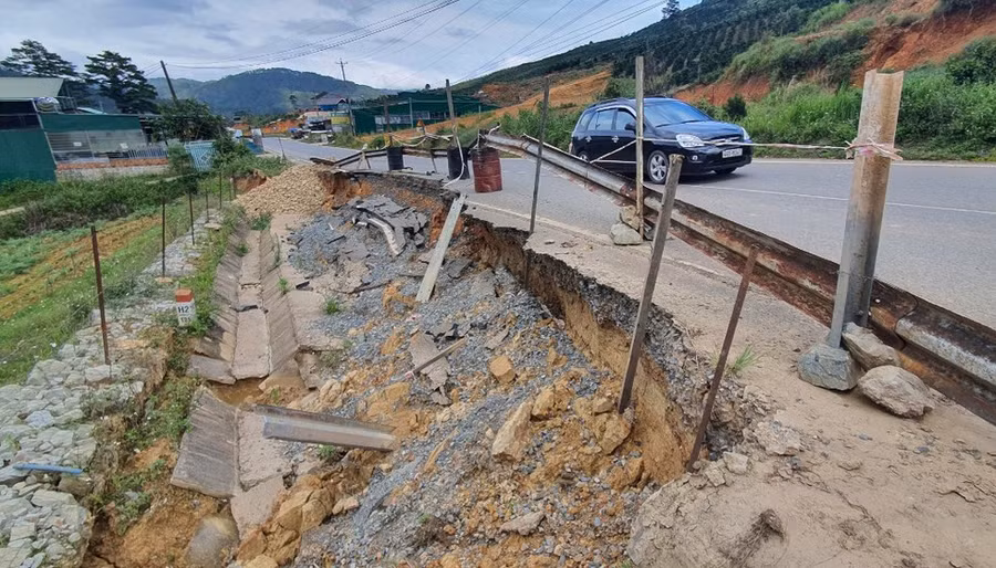 Điểm sạt lở QL27C cách TRường Mầm non Đạ Sar hơn 1km ẢNH: LÂM VIÊN