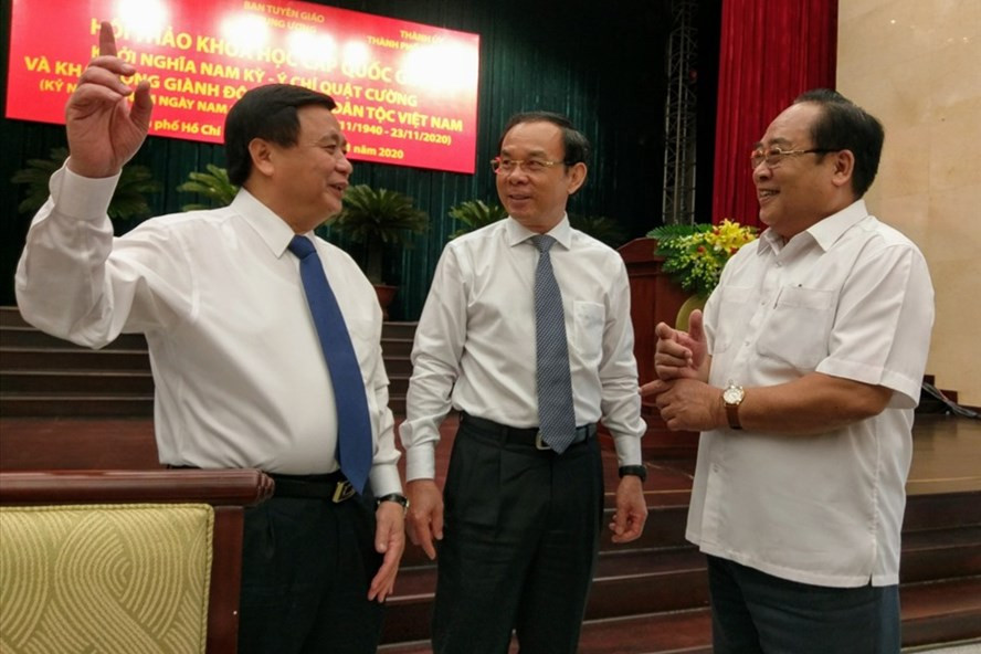 Bí thư Thành uỷ Nguyễn Văn Nên (giữa) trò chuyện các đại biểu dự hội thảo. Ảnh: Minh Quân Bí thư Thành uỷ Nguyễn Văn Nên (giữa) trò chuyện các đại biểu dự hội thảo. Ảnh: Minh Quân