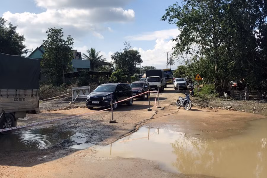 Đến 2 giờ chiều 11-11, nước bắt đầu rút, các xe ô tô được lưu thông trở lại trên quốc lộ 25 (đoạn qua xã Ia Sao thị xã Ayun Pa)