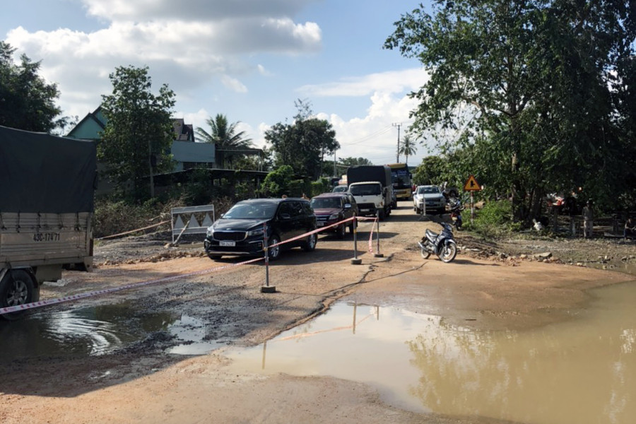 Đến 2 giờ chiều 11-11, nước bắt đầu rút, các xe ô tô được lưu thông trở lại trên quốc lộ 25 (đoạn qua xã Ia Sao thị xã Ayun Pa)