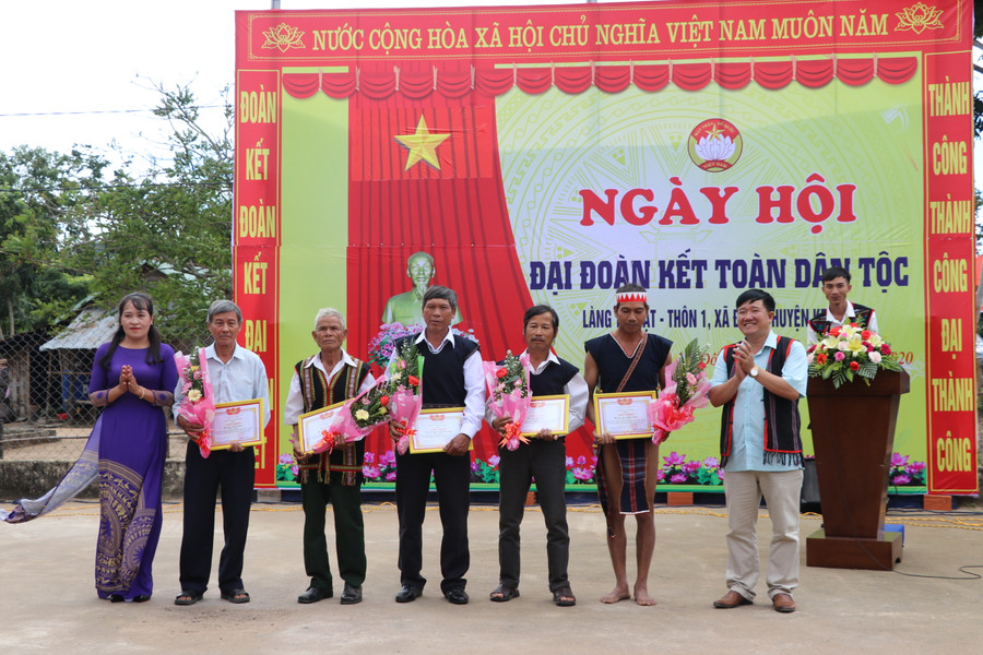 UBND xã Đông, huyện Kbang tặng giấy khen cho các hộ dân tích cực tham gia phong trào xây dựng nông thôn mới năm 2020- Ảnh Ngọc Minh