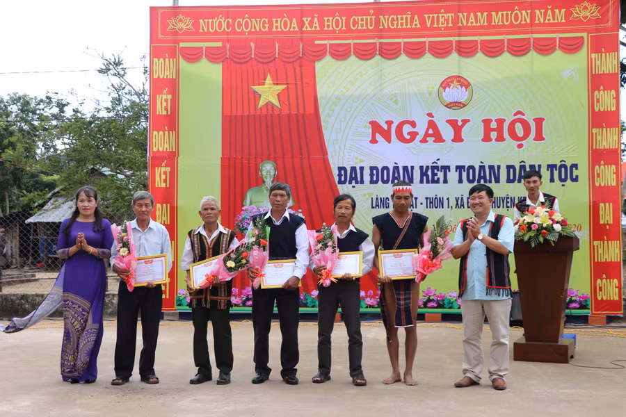 UBND xã Đông, huyện Kbang tặng giấy khen cho các hộ dân tích cực tham gia phong trào xây dựng nông thôn mới năm 2020- Ảnh Ngọc Minh