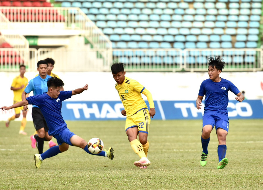 U21 Sông Lam Nghệ An (giữa) bị đẩy vào thế đường cùng. Ảnh: Lê Văn Ngọc 