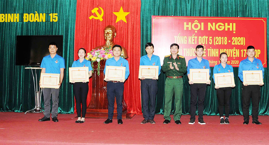 Binh đoàn 15 tặng bằng khen cho 7 trí thức trẻ tình nguyện ảnh 1 Tặng bằng khen cho các trí thức trẻ tình nguyện. Ảnh: Vĩnh Hoàng