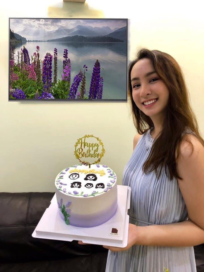 Hoàng Bảo Trâm trong loạt ảnh đời thường. Nụ cười tươi là thế mạnh của cô tại cuộc thi Hoa hậu Việt Nam 2020. Nữ thí sinh cao 1,71m, số đo ba vòng 77-60-93 ẢNH: FBNV