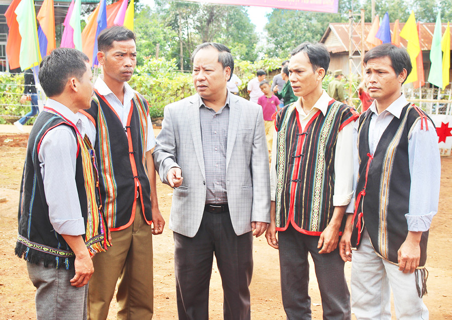 Đồng chí Châu Ngọc Tuấn-Phó Bí thư Thường trực Tỉnh ủy trò chuyện với Ban nhân dân, Ban Công tác Mặt trận làng Del (xã Ia Tô, huyện Ia Grai). Ảnh: Phan Lài