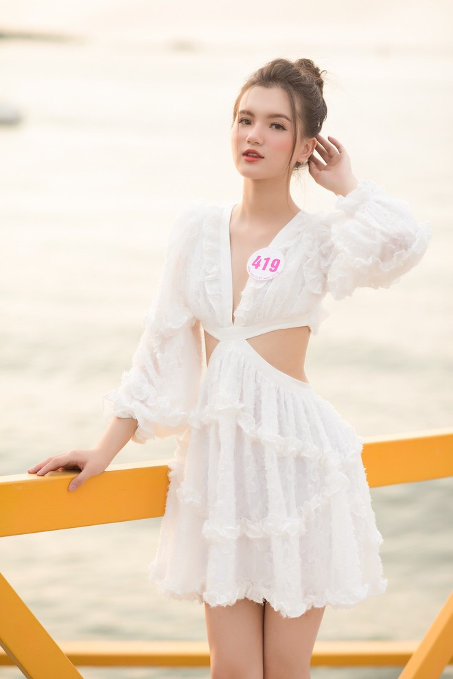 Hoàng Tú Quỳnh cao 1,67m, số đo ba vòng 85-58-90. Cô thuộc nhóm thí sinh nhỏ tuổi nhất cuộc thi. ẢNH: BTC