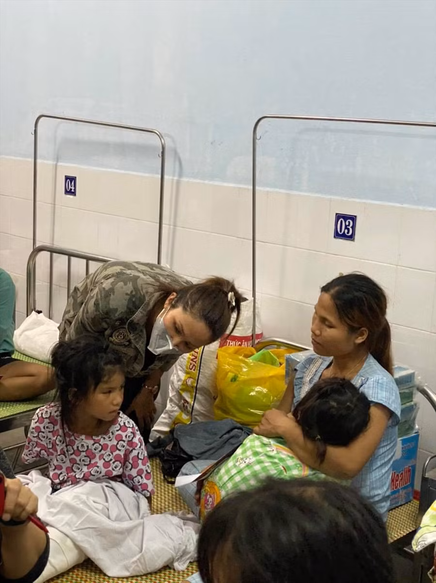 H’Hen Niê còn dùng số tiền quyên góp được để hỗ trợ các bệnh nhân ở đây.