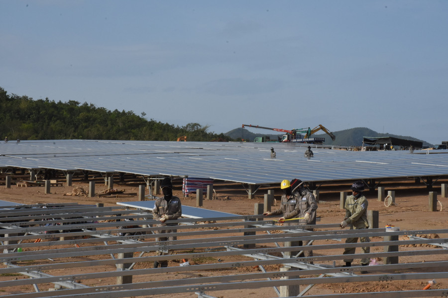 Công nhân lắp đặt tấm pin mặt trời tại Nhà máy Điện mặt trời Krông Pa. Ảnh: Hà Duy