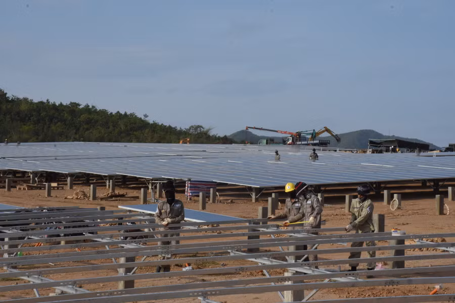 Công nhân lắp đặt tấm pin mặt trời tại Nhà máy Điện mặt trời Krông Pa. Ảnh: Hà Duy