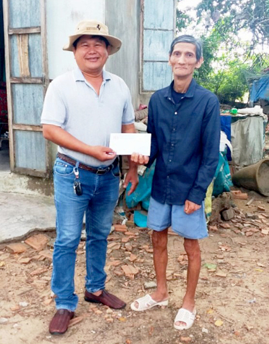 Ông Nguyễn Thái Lai (bìa trái) trao tiền hỗ trợ hộ khó khăn trên địa bàn huyện Đak Pơ. Ảnh: Nhật Hào  Ông Nguyễn Thái Lai (bìa trái) trao tiền hỗ trợ hộ khó khăn trên địa bàn huyện Đak Pơ. Ảnh: N.H