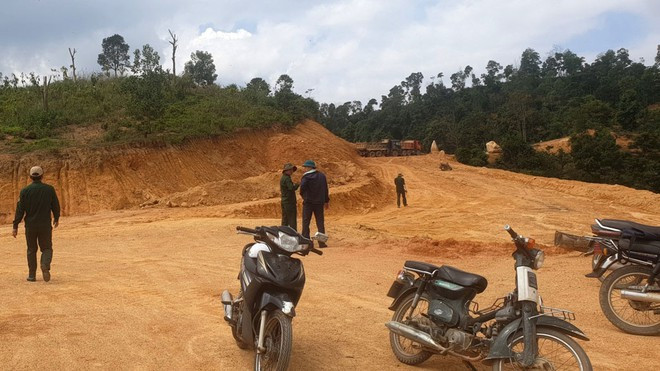 Cơ quan chức năng kiểm tra tại khu đất lâm nghiệp bị san gạt trái phép ẢNH: T.D