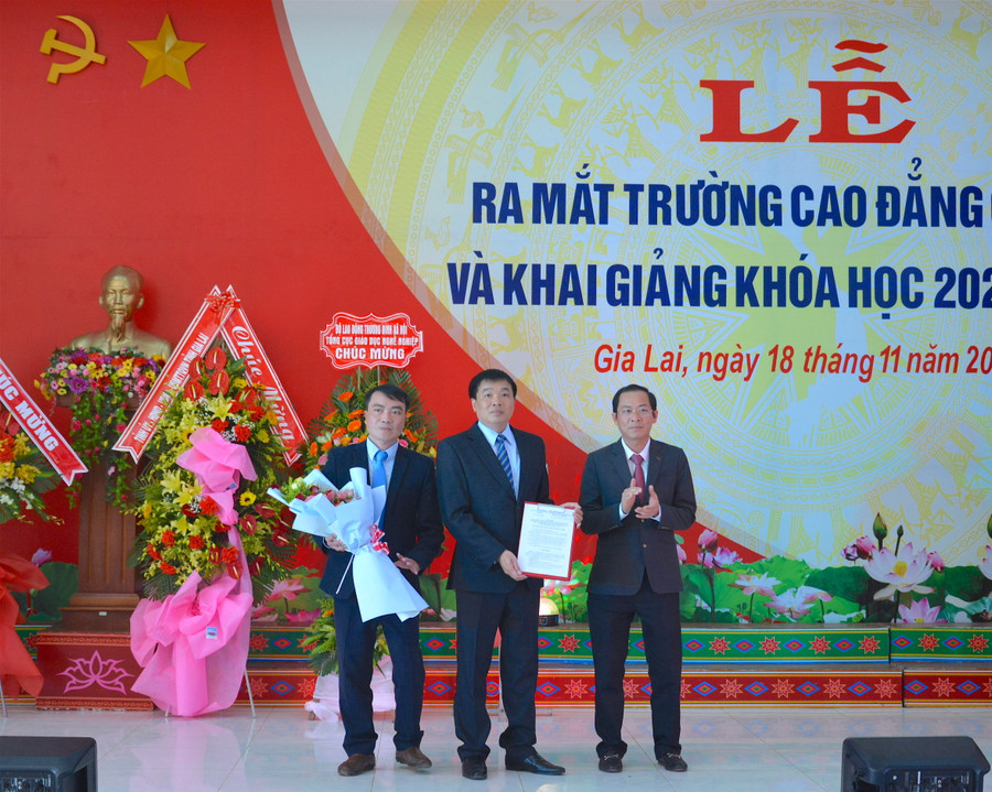 Thừa ủy nhiệm của Bộ trưởng Bộ Lao động-Thương binh và Xã hội, Phó Chủ tịch Thường trực UBND tỉnh Đỗ Tiến Đông trao quyết định thành lập cho Trường Cao đẳng Gia Lai. Ảnh: Mộc Trà
