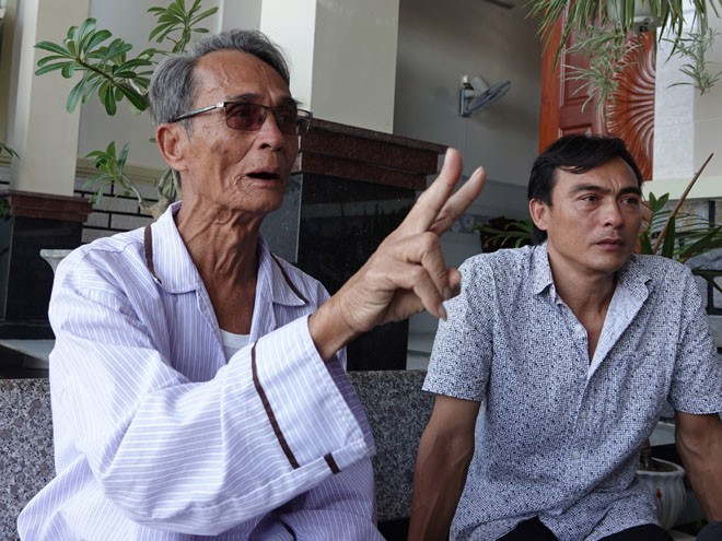  Ông nội và cha ngư dân Lê Minh Don kể về chuyện anh Don được cứu nạn sau 48 giờ lênh đênh trên biển - ẢNH: HOÀNG TRỌNG