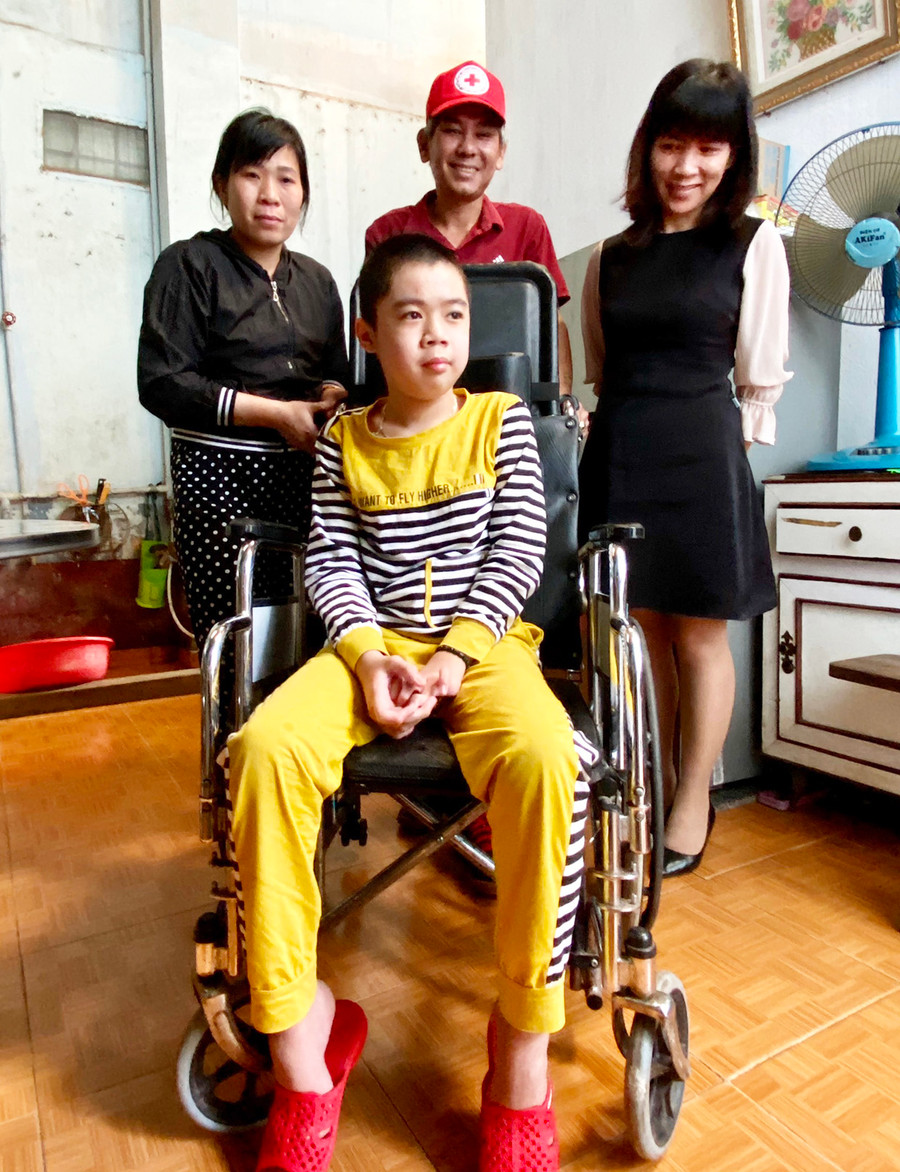 Đại diện Câu lạc bộ hiến máu nhân đạo Giọt hồng Pleiku trao tặng xe lăn cho cháu Võ Tuấn Tú. Ảnh: Hà Phương Đại diện Câu lạc bộ hiến máu nhân đạo Giọt hồng Pleiku trao tặng xe lăn cho cháu Võ Tuấn Tú tại nhà số 12 Trần Khánh Dư, phường Diên Hồng, TP. Pleiku. Ảnh: Hà Phương